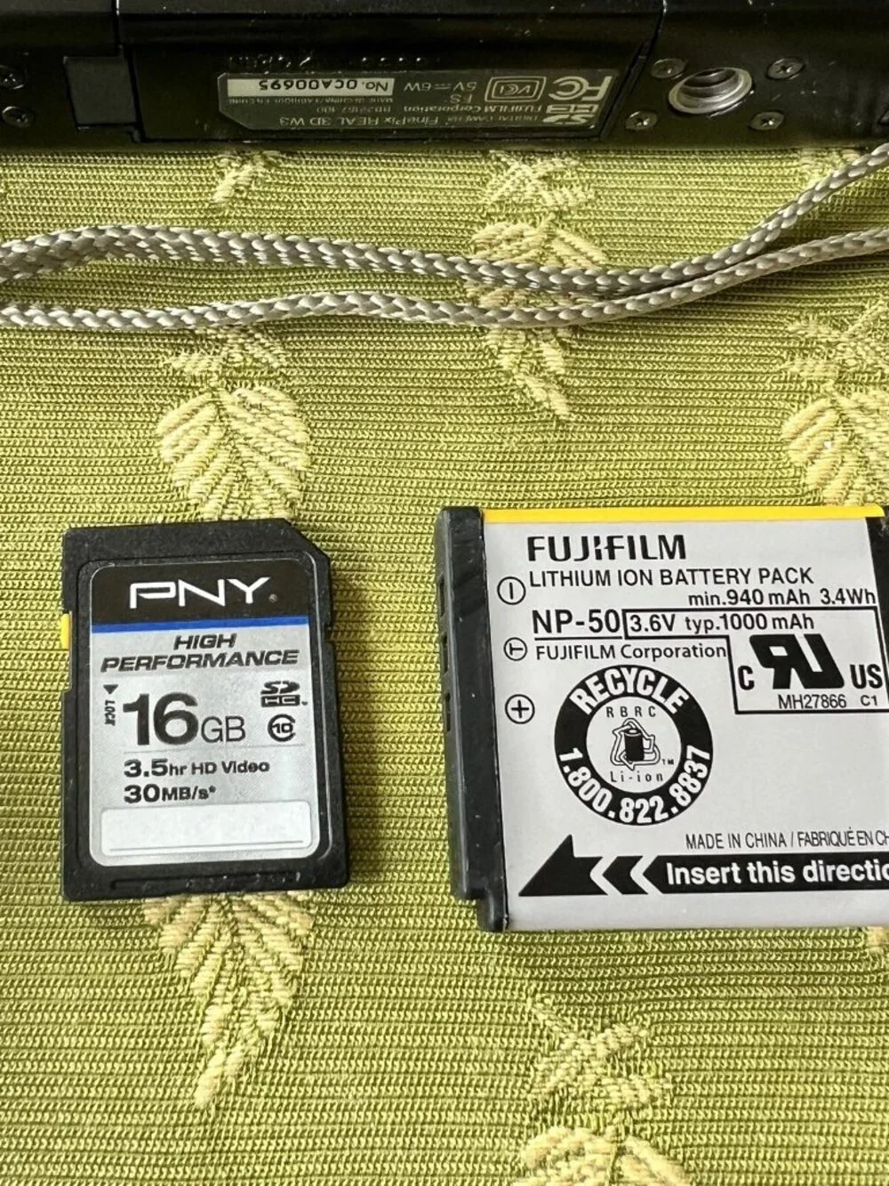 Near Mint xFujifilm FinePix REAL 3D W3 Camera 10.0MP BLACK 32 gb Manual Charger